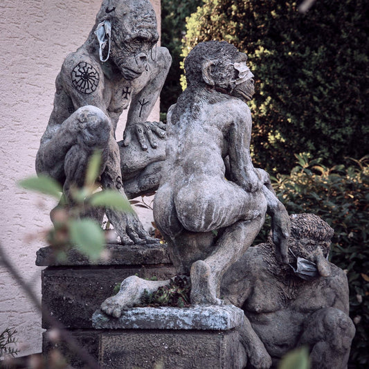 seitliche ansicht auf covidioten skulpturen gruppe aus beton, die an die drei affen -nichts sehen, nichts hören, nichts sagen erinnern