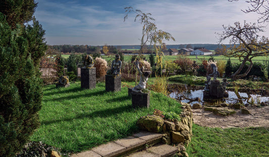 STRALLAGA – Garten. Galerie. Ganzsein.