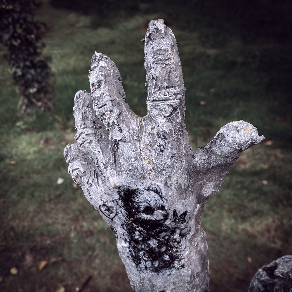 nahaufnahme der beton hand von baby champ, auf der rückseite der hand ein "teddybär-tattoo" mit heruchen und schmetterling