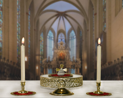 versteinerter Kackhaufen auf einem vergoldetem Spiegelpodest - links und rechst zwei LED kerzen - auf einem altar in einem gotischem dom