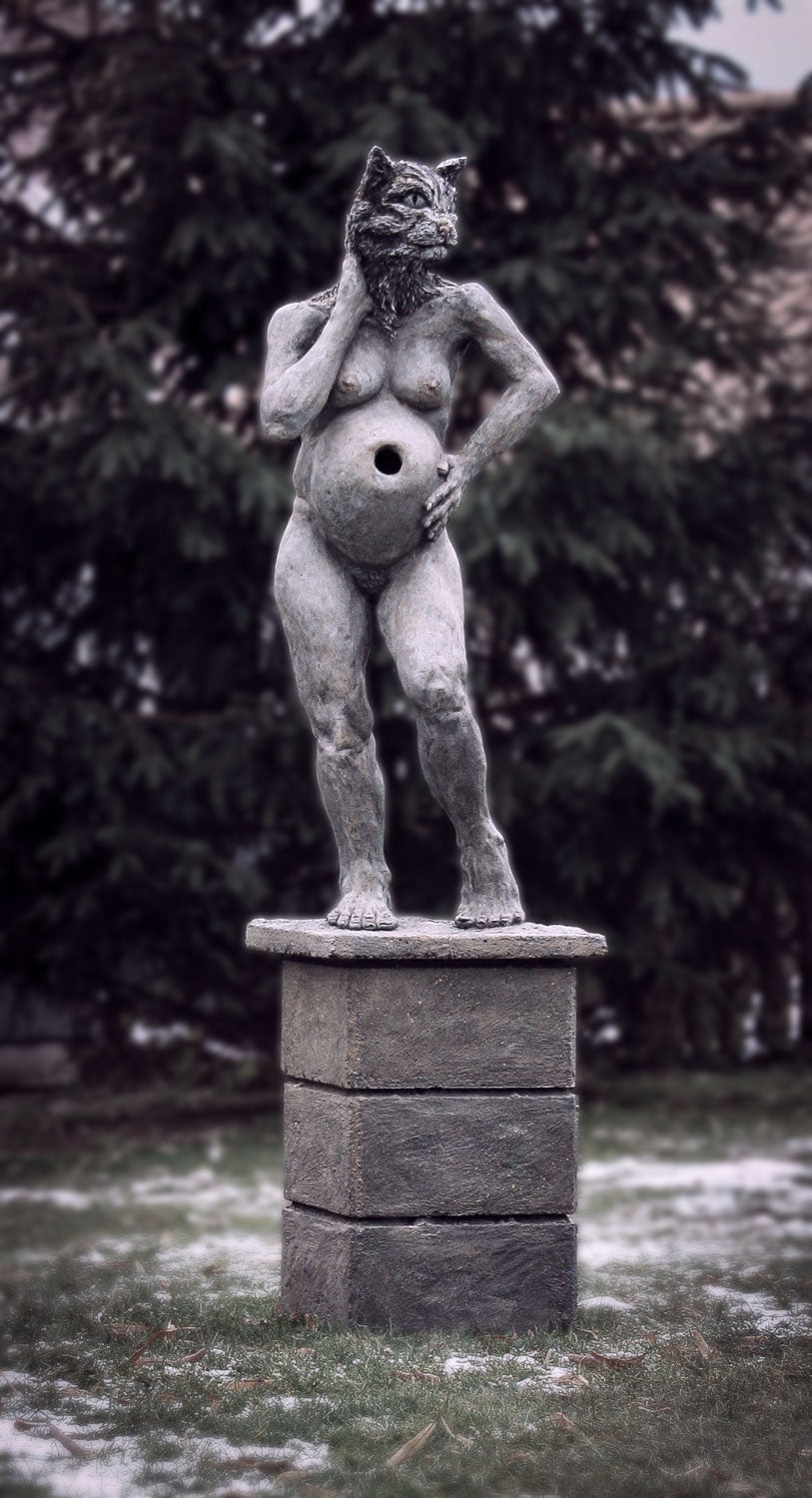 komplettansicht der katzen statue von vorne mit blick auf großes loch im hochschwangeren bauch