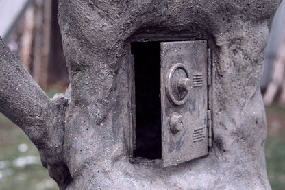 detail ansicht von mini blechtresor tür am rücken der nackten statue, zugleich hintereingang in die bruthöhle 