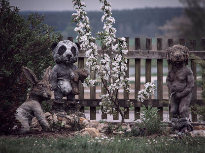 drei babys ausbeton in windeln postiert um einen blühenden kleinen kirschbaum im "Strallaga" 2020 