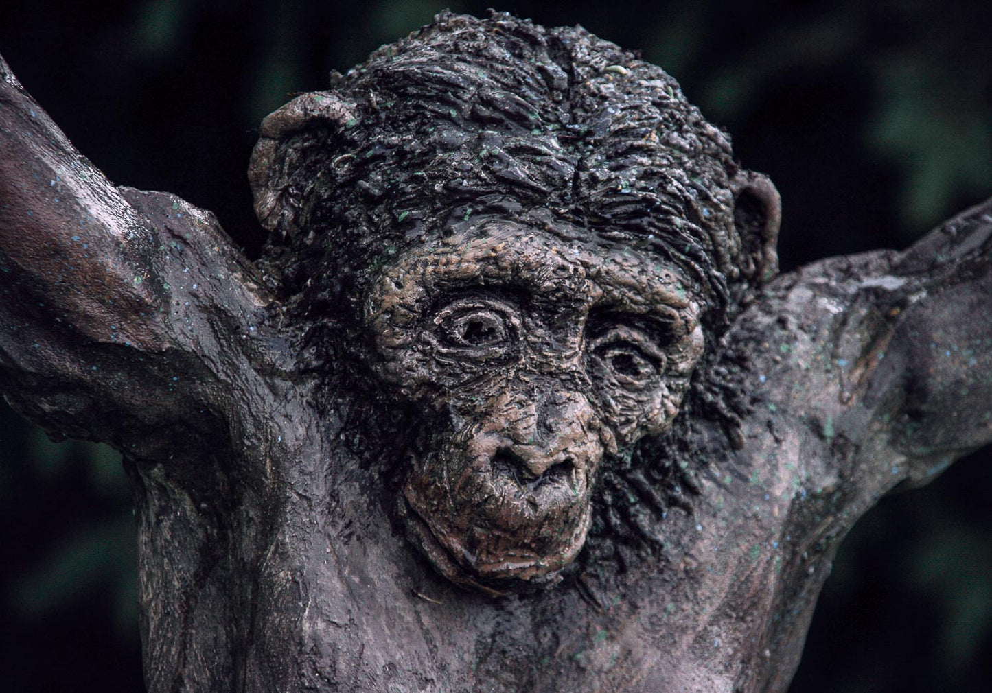 zoom auf kopf der bonobo frau betonskulptur karla schnikow, blickt traurig und desillusioniert auf den boden