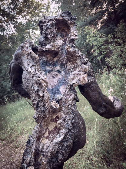 detailansicht von aufgerissenem rücken der hohlen skulptur, tapeziert mit heiligen bildern, fresken, ikonen von maria und anderen heiligen, goldig glänzend, morbide ,zerstörte Darstellung wie eine zerbombte sakralbau ruine