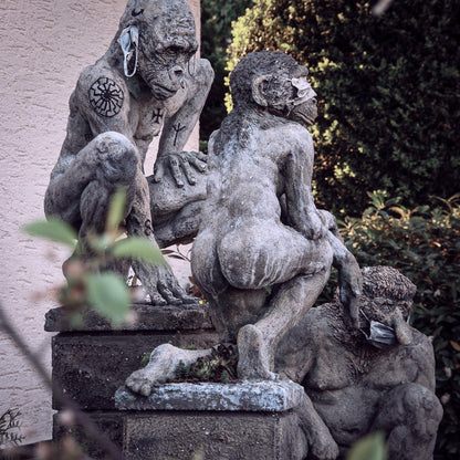 seitliche ansicht auf covidioten skulpturen gruppe aus beton, die an die drei affen -nichts sehen, nichts hören, nichts sagen erinnern