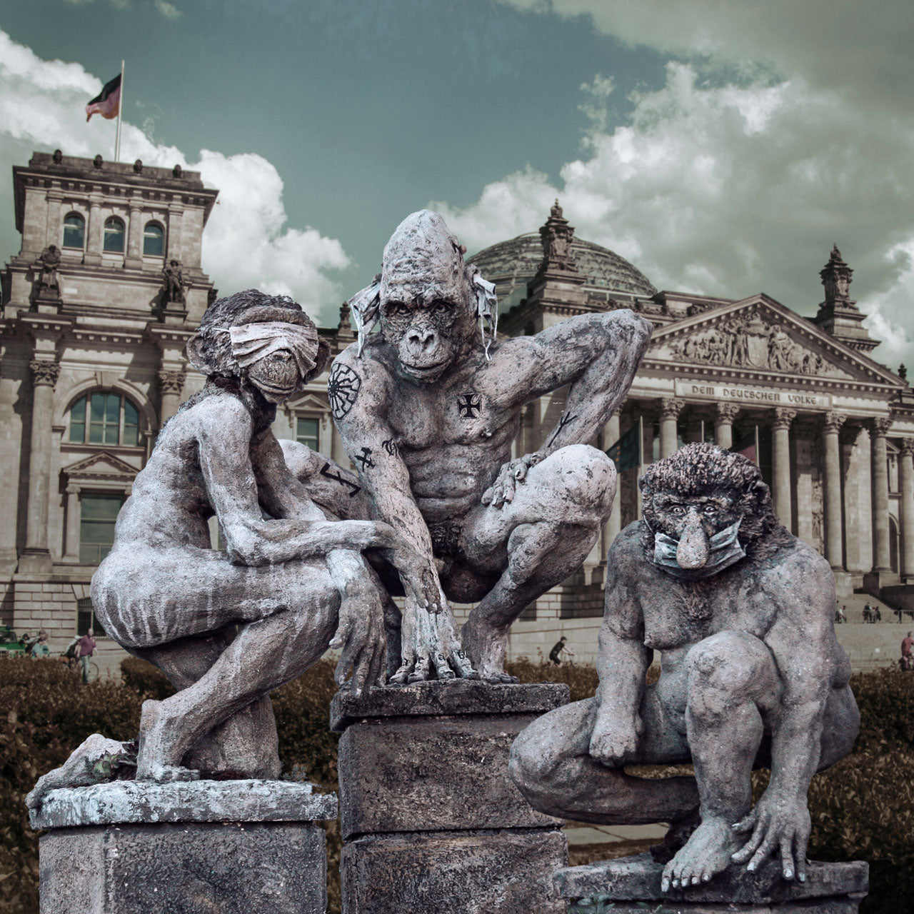 drei nackte menschliche affenskulpturen mit gesichtsmasken als denkmal montiert vor dem berliner reichstag