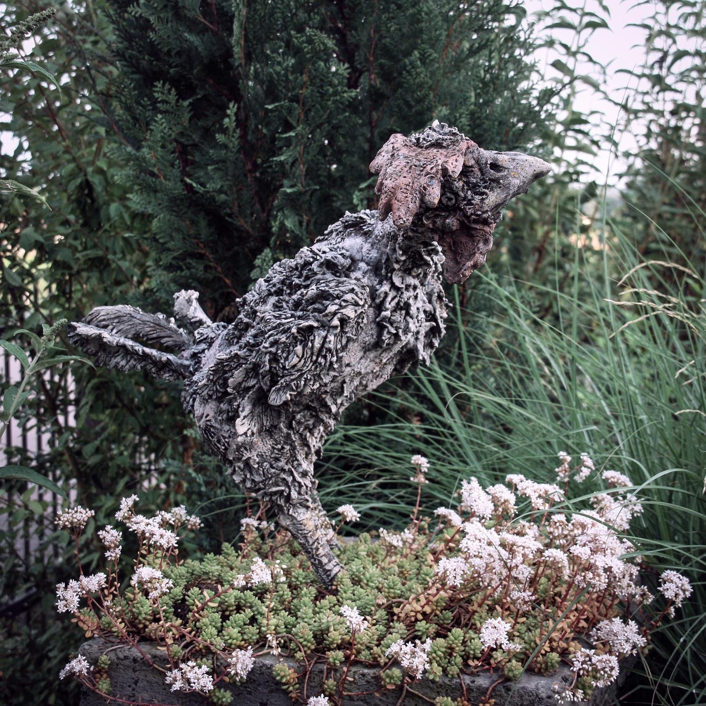seitansicht von frau lehmann hühner statue im garten on künstler roland straller