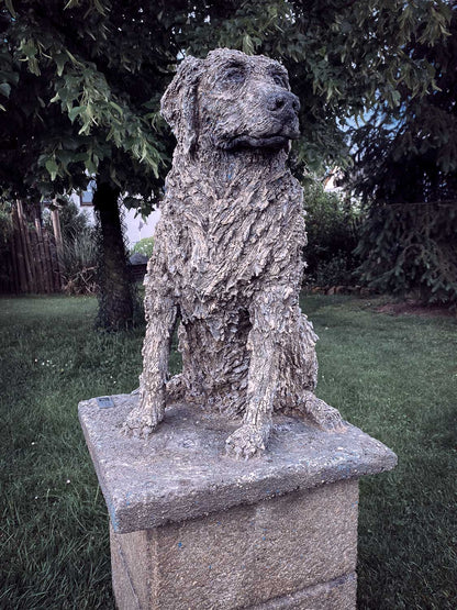 statue aus beton von seelenhündin lana
