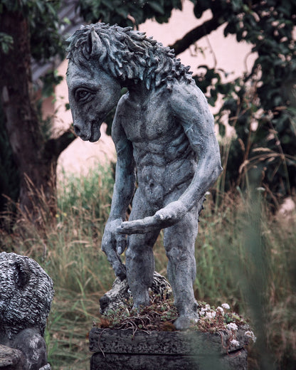 ganzkörperansicht von uniqorn einhorn im strallaga ausstellungsgarten von roland straller